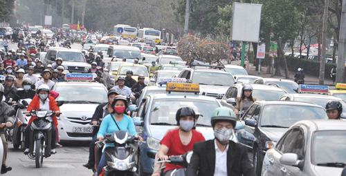 Lực lượng cảnh sát Hà Nội áp dụng nhiều biện pháp để giảm thiểu tai nạn giao thông và nạn tắc đường