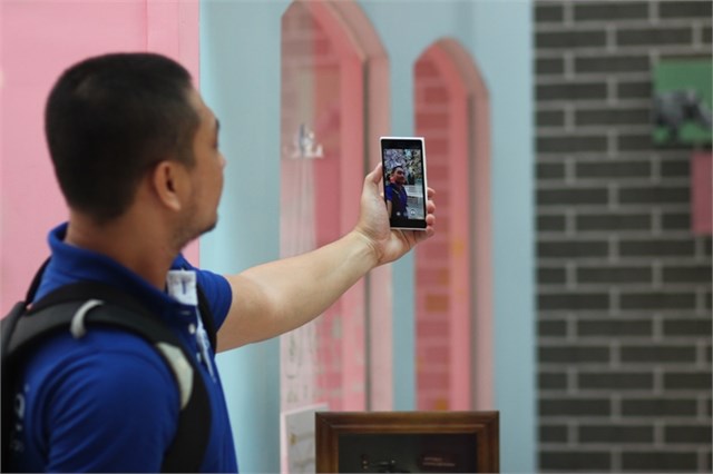Lumia 730 chuyên dụng chụp ảnh 'tự sướng' góc rộng