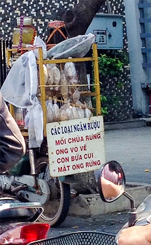 Bán mối chúa, bổ củi trên đường Hoàng Văn Thụ (quận Tân Bình).