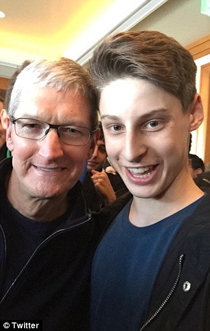 Hình ảnh của Ben trong ảnh chụp với CEO Apple Tim Cook. Ảnh: Daily Mail