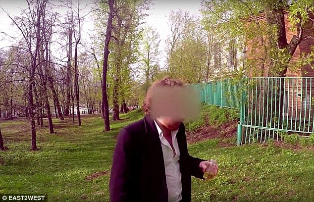 Grigory Mamurin Grigory cũng trả cho một người 10.000 rúp với điều kiện uống hết một chai chứa đầy nước tiểu của cậu. Ảnh: Daily Mail