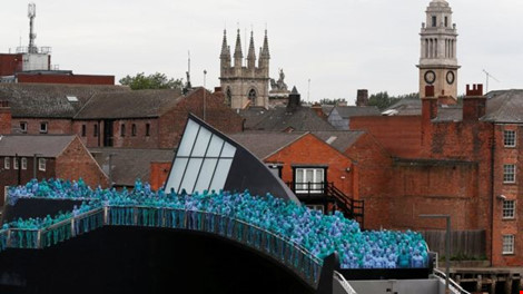 Hàng ngàn người khoác lên mình màu xanh tượng trưng cho biển: Ảnh: Reuters
