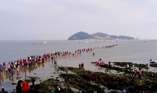 Hiện tượng bí ẩn 'biển tách làm đôi' ở Hàn Quốc
