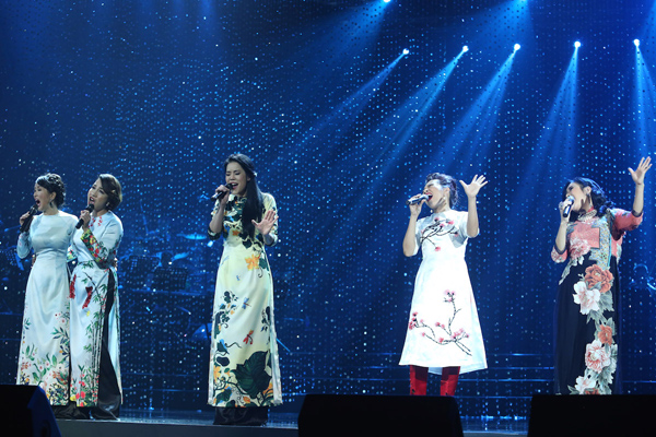 Trong đêm nhạc tại TPHCM tối qua, là dịp hiếm hoi cả 5 giọng ca nữ hàng đầu của nhạc nhẹ Việt Nam thập niên 90 đứng chung sân khấu trong nước