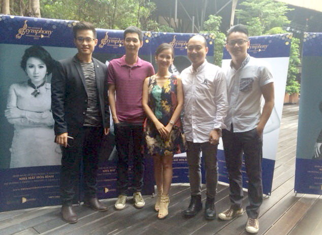 Ca sĩ Hồng Nhung và ekip tại buổi họp báo về sân khấu chung của năm danh ca nhạc nhẹ Việt Nam
