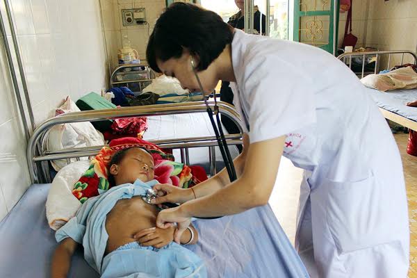 Cán bộ y tế Bệnh viện đa khoa huyện Mường Khương (Lào Cai) chăm sóc nhóm trẻ em bị ngộ độc do ăn quả hồng trâu rừng