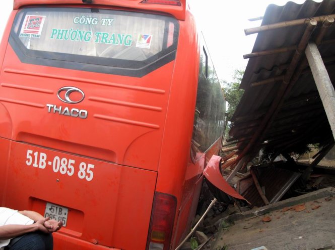 Hiện trường vụ xe khách Phương Trang gây tai nạn giao thông làm chết 2 người chiều 8/2