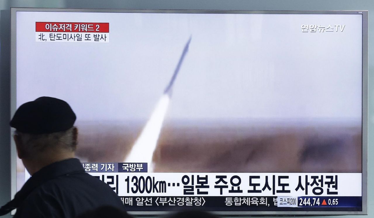 Người đàn ông xem cảnh thử tên lửa của Triều Tiên trên TV