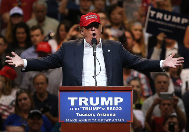 Hình ảnh Donald Trump phát biểu trước đám đông trong buổi mít tinh tại Trung tâm hội nghị Tucson. Ảnh: Arizona Daily Star