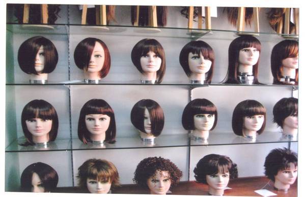 Phong phú các loại tóc giả được bày bán trên thị trường