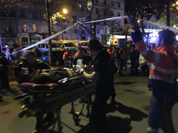 Nạn nhân bị thương trong phòng hòa nhạc Bataclan được nhân viên y tế chăm sóc