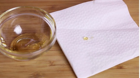 Nhỏ mật ong vào khăn giấy. Mật ong thật sẽ không thấm qua giấy còn mật ong giả sẽ thấm vào giấy nhanh chóng.