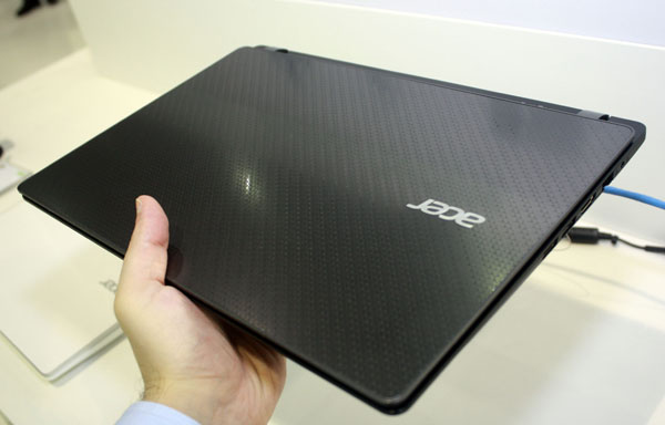 Laptop giá rẻ Acer sở hữu thiết kế nhỏ gọn đẹp mắt 