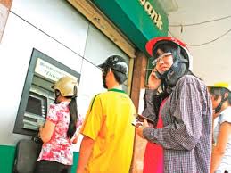 Nghẽn ATM, ngân hàng phải mang tiền đến trả dân