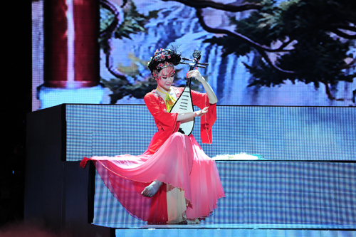 Angela Phương Trinh hóa thân thành nàng Kiều trong Liveshow 10 Bước nhảy Hoàn Vũ