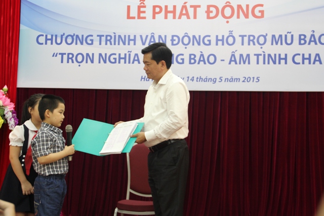 Bộ trưởng Đinh La Thăng nhận lá thư và những chữ ký của các em học sinh
