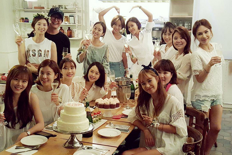 Hình ảnh bữa tiệc chia tay cuộc sống độc thân của cô dâu Park Soo Jin được bạn bè chia sẻ 