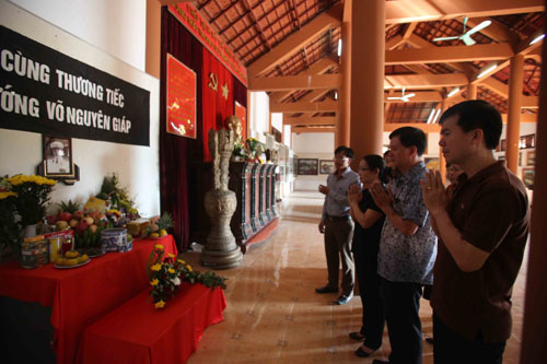 Trong tang lễ Đại tướng Võ Nguyên Giáp người dân gần Điện Biên Phủ có thể đến thắp hương tại đây