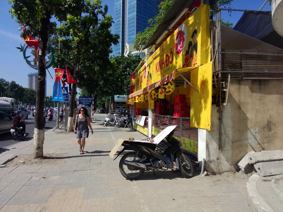 Bánh Trung thu Kinh Đô lấn chiếm vỉa hè