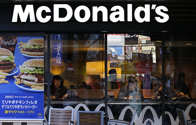Bê bối thực phẩm có răng trong thức ăn là vụ lùm xùm mới của McDonalds  tại Nhật
