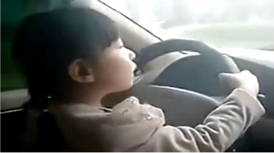 Đoạn clip ghi cảnh bé lái ô tô chạy vù vù trên đường cao tốc khiến dư luận Trung Quốc phẫn nộ