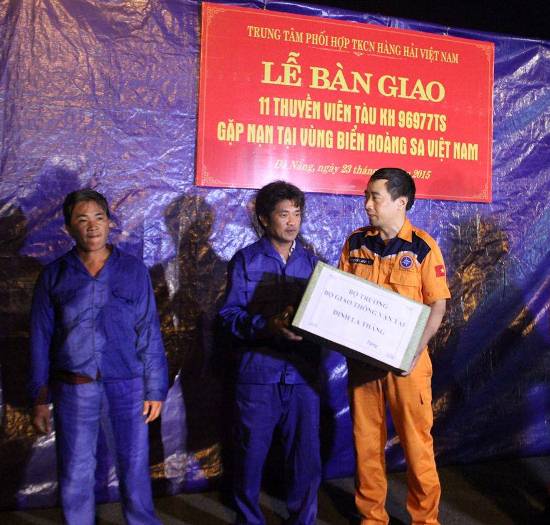 Bộ trưởng Đinh La Thăng gửi quà 11 ngư dân Khánh Hòa bị nạn