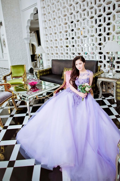 Hương Tràm xinh đẹp chụp ảnh với váy cưới khiến người hâm mộ ngỡ rằng cô chuẩn bị lên xe hoa