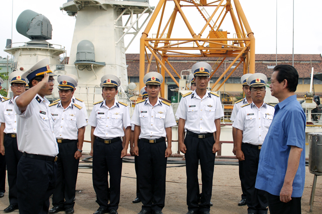 Cán bộ chiến sỹ nhà máy đóng tầu Ba Son đón tiếp Thủ tướng