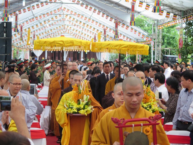 Phó Chủ tịch UB ATGT QG, Bộ trưởng Đinh La Thăng cùng đại diện Giáo hội Phật giáo VN  và hàng ngàn tăng ni, Phật tử tham dự Đại lễ cầu siêu