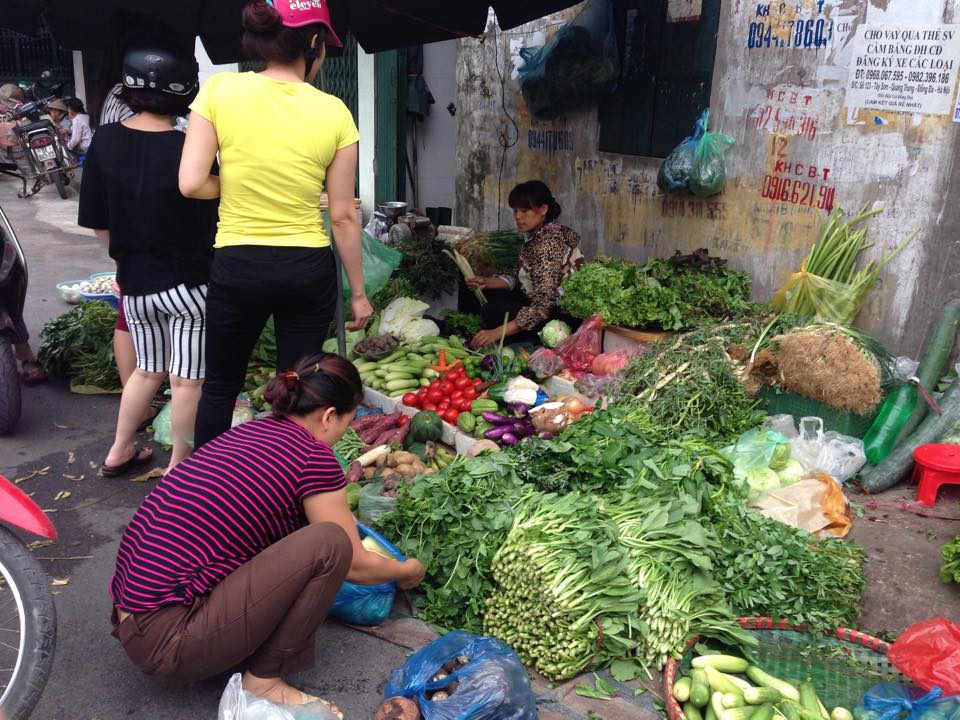 Người tiêu dùng lo ngại giá thực phẩm đứng ở mức cao - Cảnh mua bán tại chợ Khâm Thiên - Hà Nội