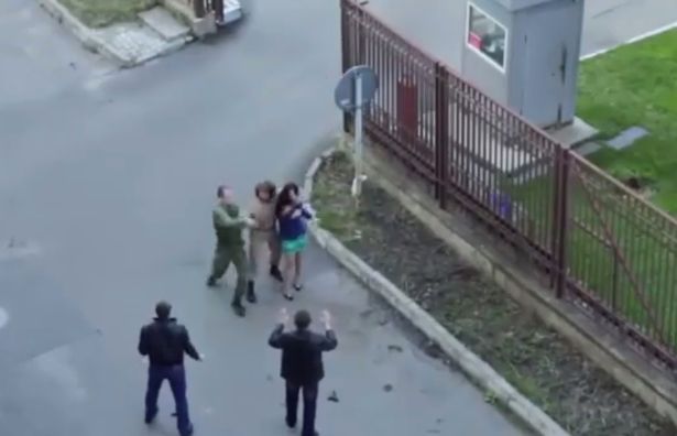 Người lính đã lao vào cứu người phụ nữ thoát khỏi kẻ tấn công mà dường như không để ý tới đoàn làm phim xung quanh là một câu chuyện lạ có thật ở Nga
