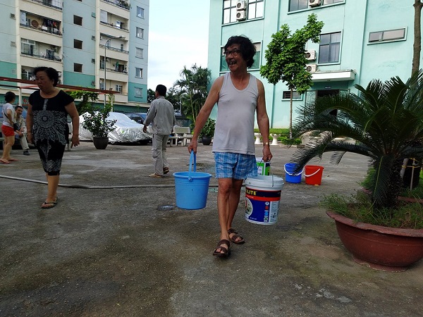 Cư dân khu đô thị Đại Kim khổ sở xếp hàng chờ nước sạch