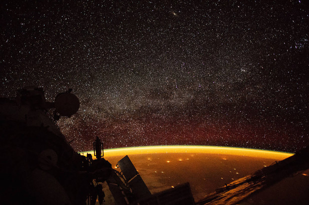  Hình ảnh vầng hào quang màu da cam xung quanh Trái đất được chụp từ trạm ISS. Ảnh: NASA