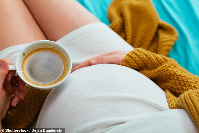  Phụ nữ mang thai uống cà phê hay trà ảnh hưởng không nhỏ tới sự phát triển của trẻ. Ảnh: Dailymail