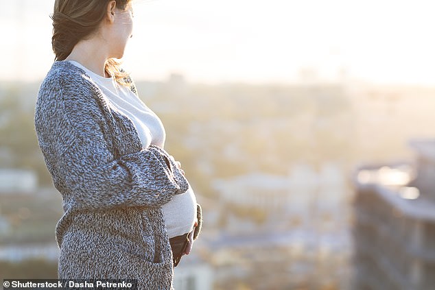 Phụ nữ mang thai sống trong môi trường không khí ô nhiễm rất dễ bị sảy thai. Ảnh: dailymail 