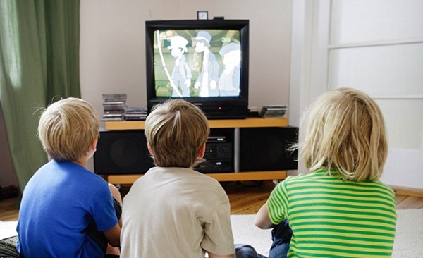 Thời gian trung bình mỗi trẻ 2 tuổi ngồi trước màn hình tivi hoặc máy tính là 1,5 giờ/ngày trong khi ở độ tuổi 3,75 thì con số này là 2 giờ/ngày. Ảnh: dailymail