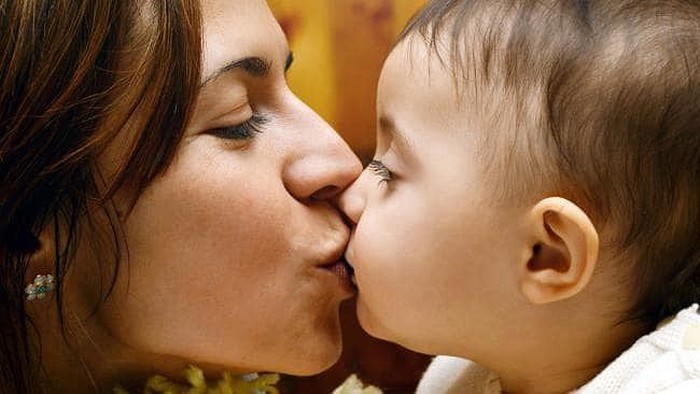  Hôn môi trẻ có thể lây truyền nhiều bệnh nguy hiểm sang bé. Ảnh minh họa: Internet