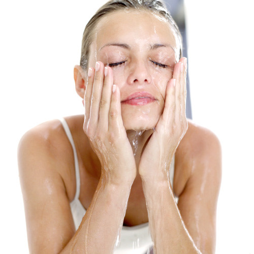  Rửa mặt không đúng cách sẽ khiến làn da bị tổn hại nghiêm trọng. Ảnh: Zing News