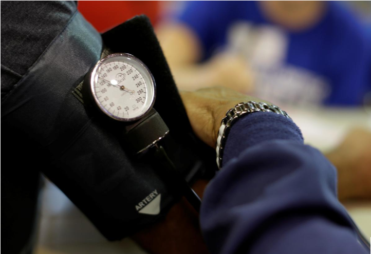 Một người đàn ông đã kiểm tra huyết áp tại Phòng khám Y tế Vùng sâu ở Wise, Virginia, Hoa Kỳ. REUTERS / Joshua Roberts