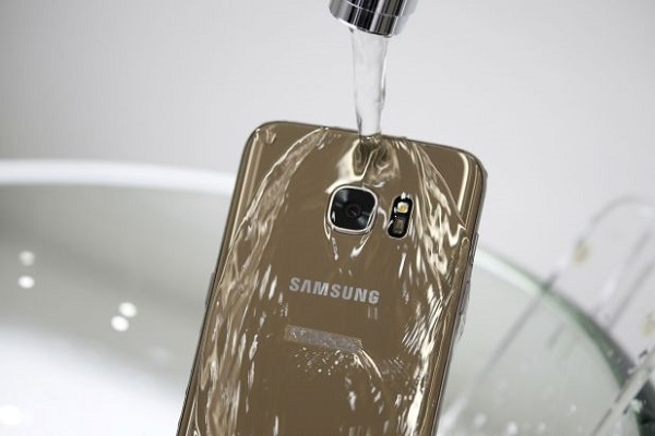 Điện thoại chống nước khiến Samsung phải đối mặt với vụ kiện lớn