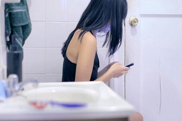 Thường xuyên sử dụng điện thoại trong nhà vệ sinh có thể dẫn đến bệnh trĩ