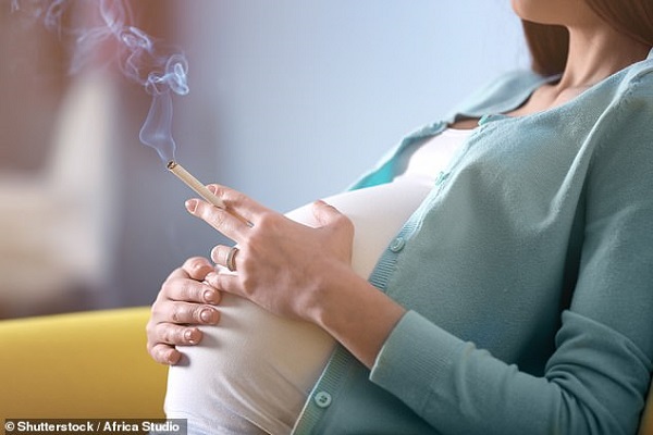 Người mang thai hút thuốc lá có thể gây lệch lạc giới tính cho trẻ