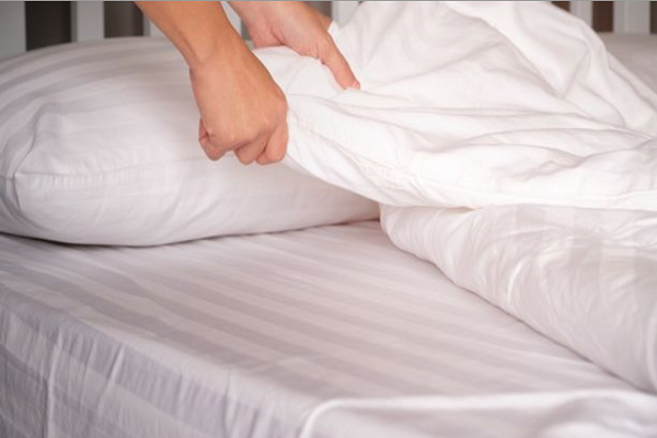 Ga trải giường không được giặt thường xuyên sẽ tích tụ vi khuẩn nguy hiểm