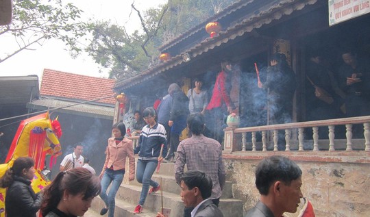 Người dân chen chúc nhau thắp hương tại đền ông Hoàng Mười.