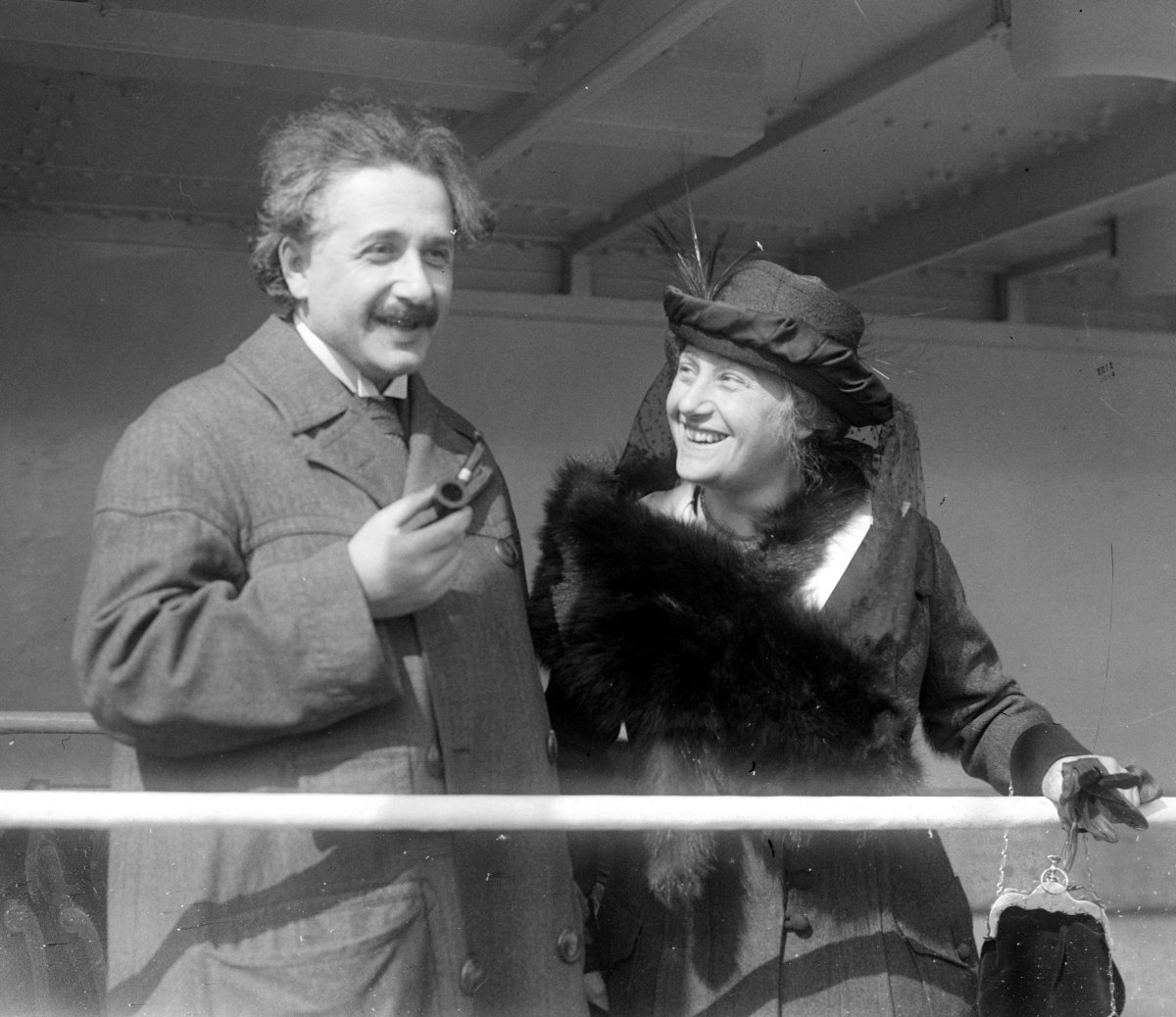 Albert Einstein và người vợ thứ 2 Elsa Lowenthal 