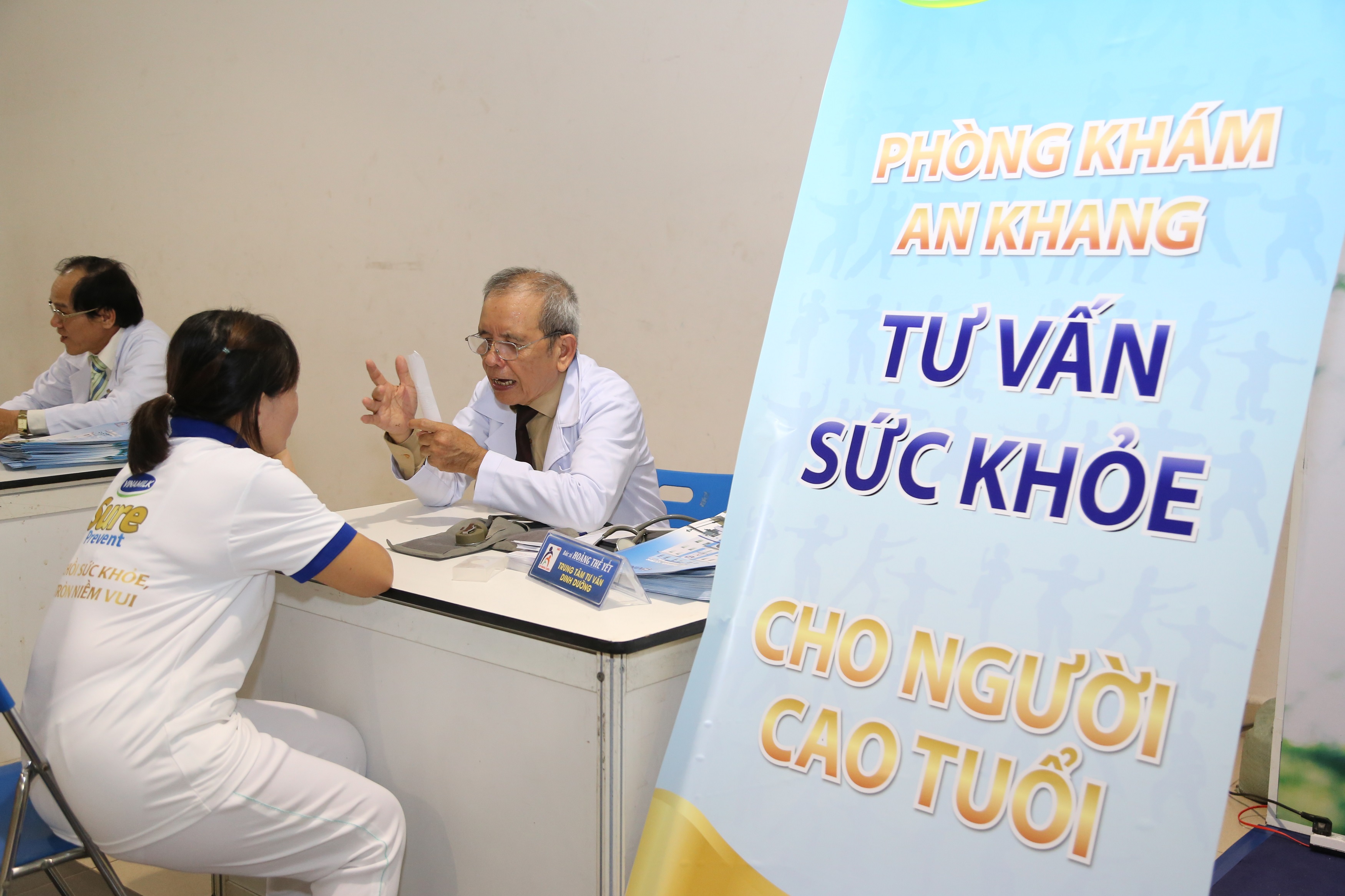 Các Bác sĩ chuyên khoa Phòng Khám An Khang tư vấn chăm sóc sức khỏe cho người cao tuổi tham gia chương trình