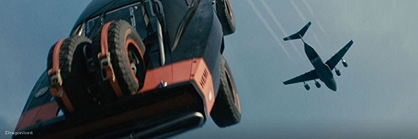Màn ô tô bay kinh điển trong 'Fast and Furious 7'