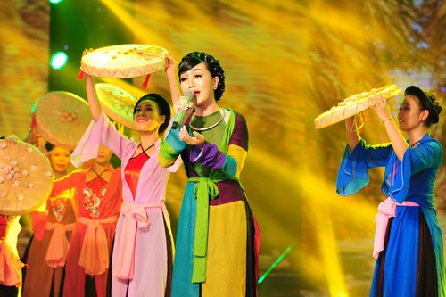 Hà Vân mang biểu diễn ca khúc Về Quê mang âm hưởng ngọt ngào của dân ca Bắc Bộ