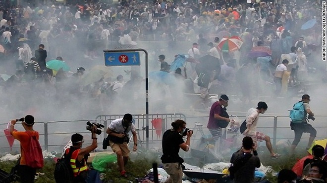 Cảnh sát sử dụng bình xịt hơi cay bắn vào đám đông. Đã có ít nhất 38 người bị thương, theo số liệu từ Bộ Thông tin Hong Kong đưa ra hôm qua.