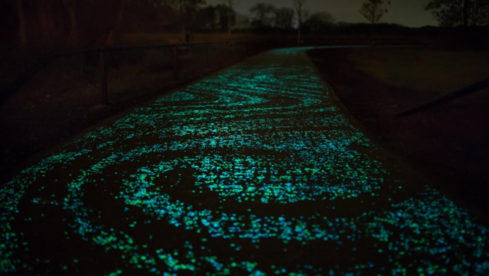 Sơn phản quang tạo nên con đường tự phát sáng có thể là giải pháp tiết kiệm điện hoàn hảo
